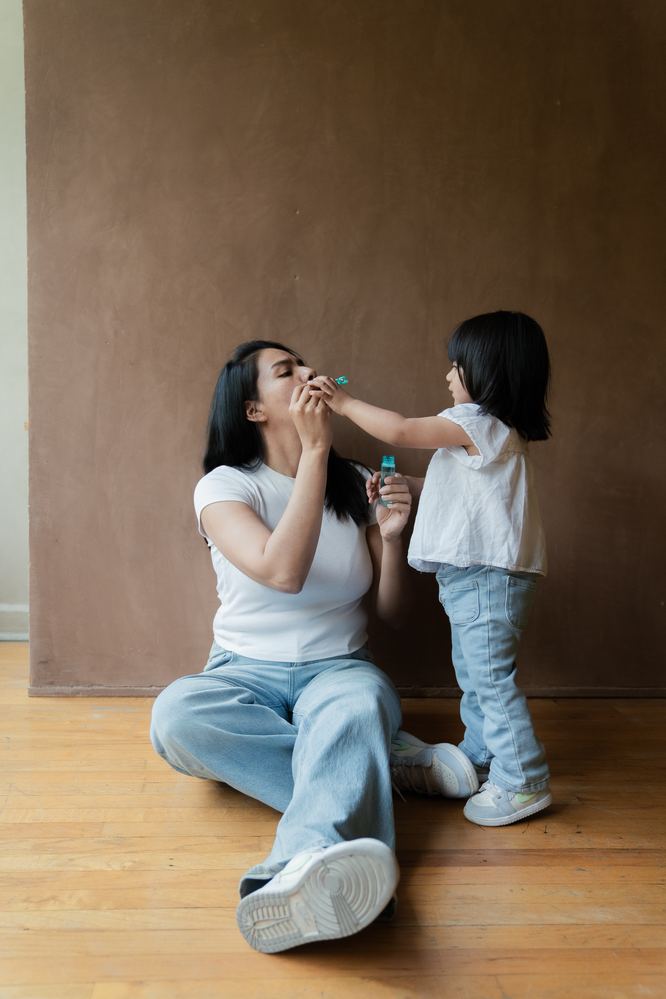 Gaby jugando con su hija