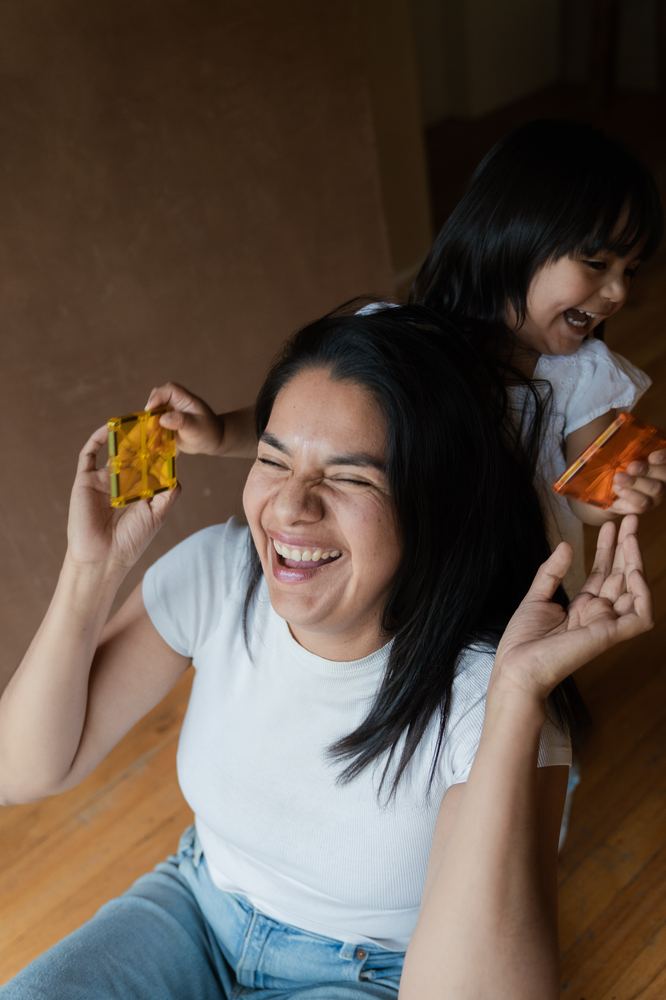 Gaby riendo con su hija